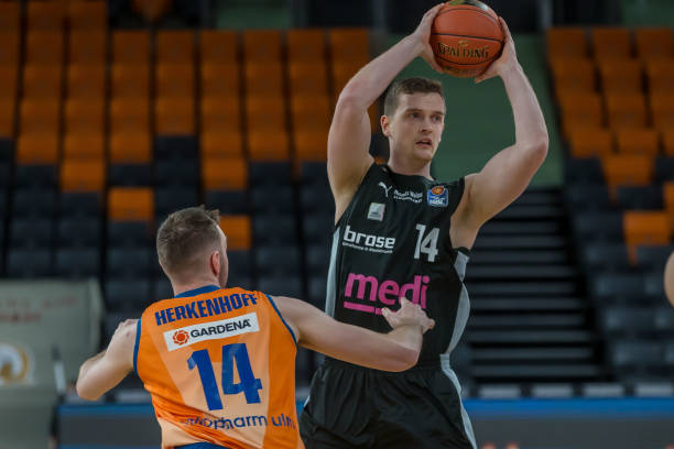 以其卓越的 以其卓越的