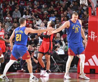 他在前场的 他在前场的